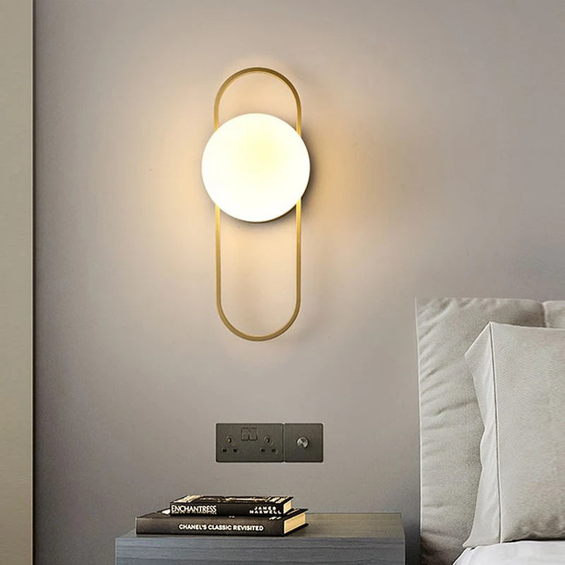 Applique Murale LED Luxora Dorée en Métal et Verre | Luminaire Moderne