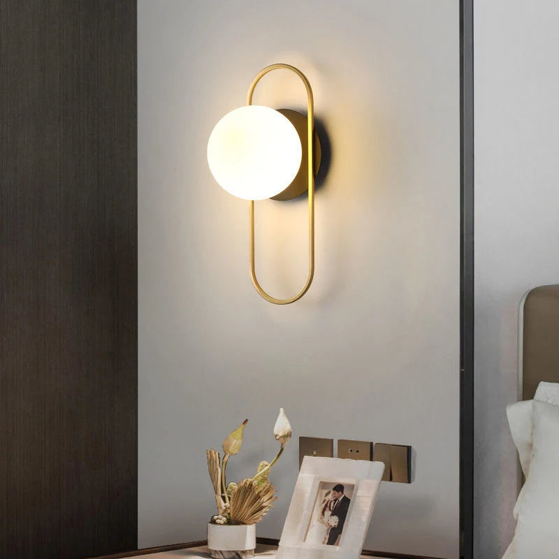 Applique Murale LED Luxora Dorée en Métal et Verre | Luminaire Moderne